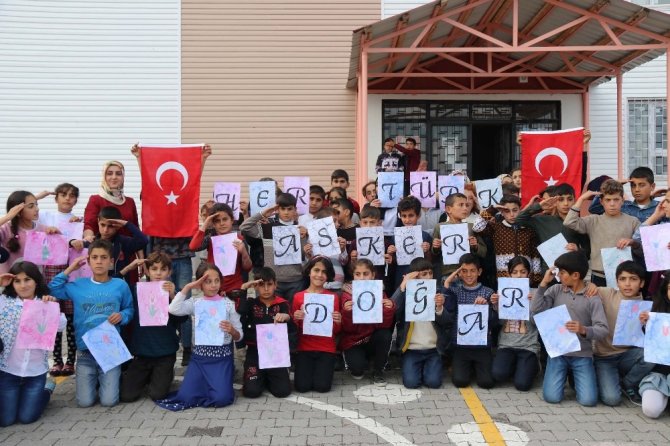 Köy çocuklarından Mehmetçik’e ebruli destek