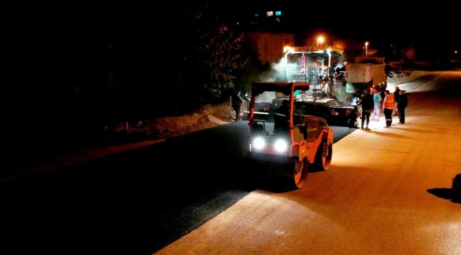 Ayazmana’da tamamlanan altyapı çalışmaları sonrası gece - gündüz asfalt dökülüyor