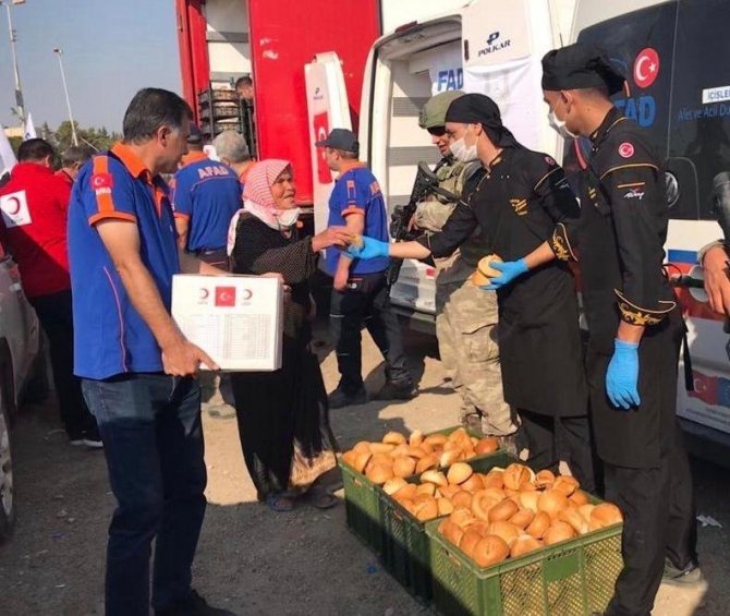 TSK, Tel Abyad’da yardım dağıtma faaliyetlerini sürdürüyor