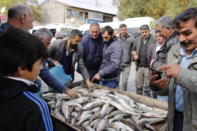 Varto’da balıkçılar sezonu açtı