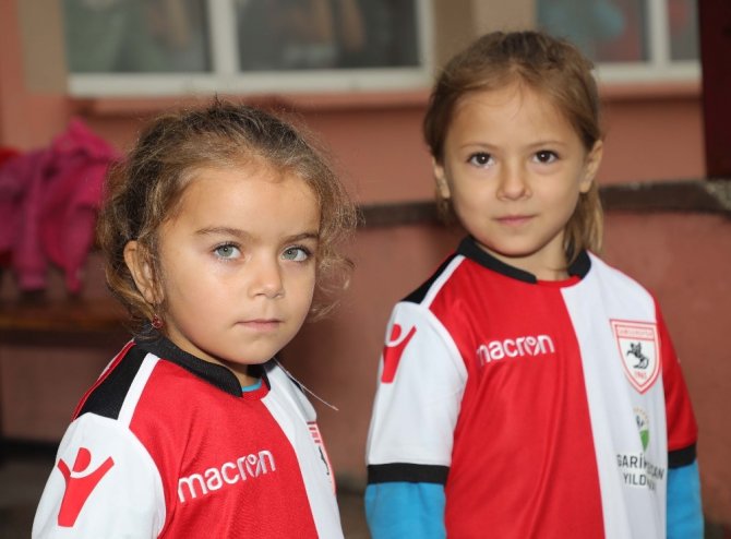 Kırsal mahalle öğrencilerine Samsunspor forması ve bilet