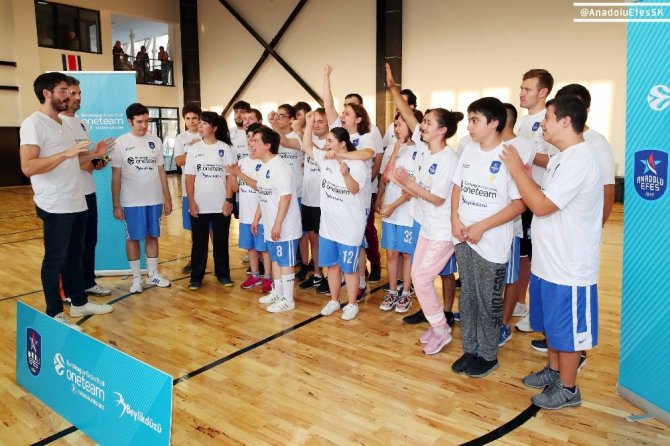 Anadolu Efes, ödüllü Euroleague One Team projesine devam ediyor