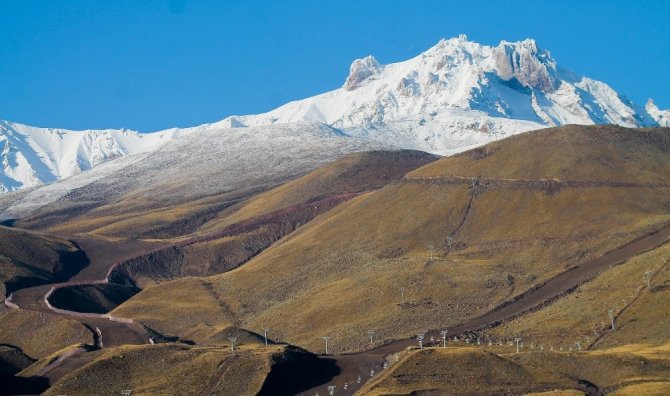 Erciyes Dağı’na mevsimin 4. kar yağışı oldu