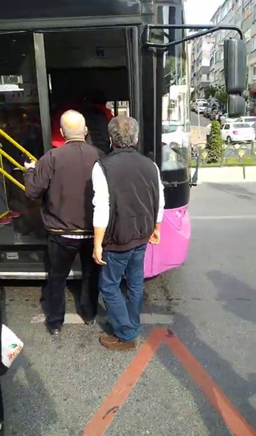 İstanbul’da otobüs şoförü ile yolcu birbirine girdi