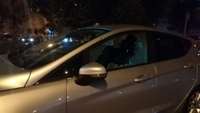 Kaza sonrası kadın sürücü, otomobile levyeyle sadırdı iddiası
