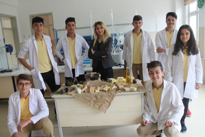 Lise öğrencilerinden sağlık için doğal sabun üretimi