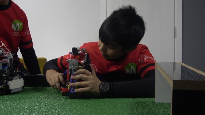 Yerli ve milli yapay zekaya sahip futbol oynayan robot yaptılar