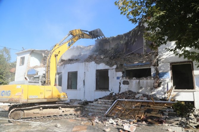 Eskimalatya’da bulunan eski belediye binasının yıkımı için ilk kepçe vuruldu