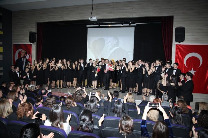 Uğurlu öğrenciler Cumhuriyet Balosu ile Atatürk’ü andı