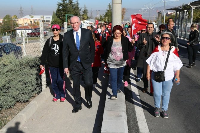 75. Yıl Mahallesi Atatürk için yürüdü