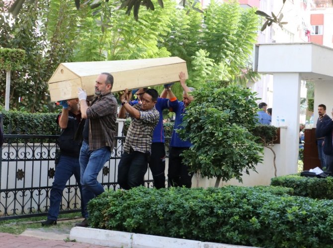 Evlerinde ölü bulunan 4 kişinin cenazesi alındı