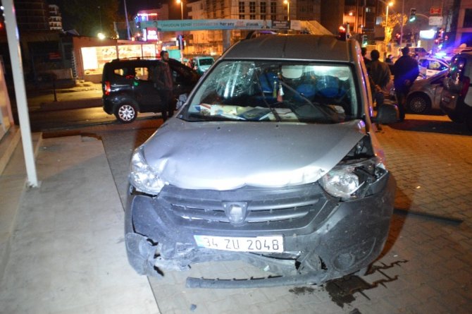 Esenyurt’ta hafif ticari araç, otomobile çarptı: 3 kişi yaralandı