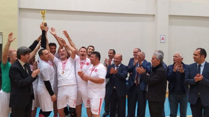Simav voleybol öğretmen takımı bölge şampiyonu oldu