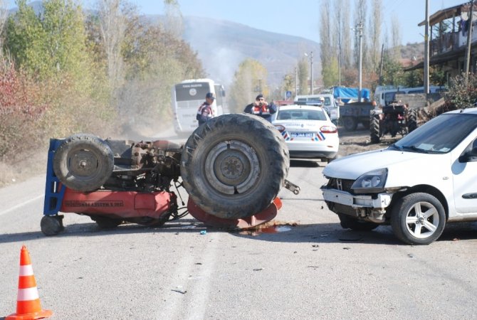 Tokat’ta otomobilin çarptığı traktör devrildi: 2 yaralı