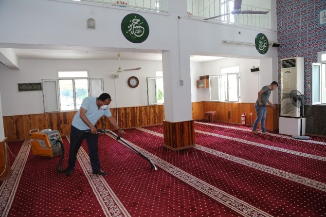 Erdemli Belediyesi’nin camilerdeki temizlik çalışmaları sürüyor
