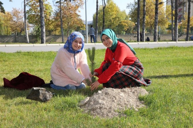 "11 Milyon Ağaç; Bugün Fidan, Yarın Nefes" Kampanyası’nda AGÜ Sümer Kampüsü’nde 350 fidan dikildi