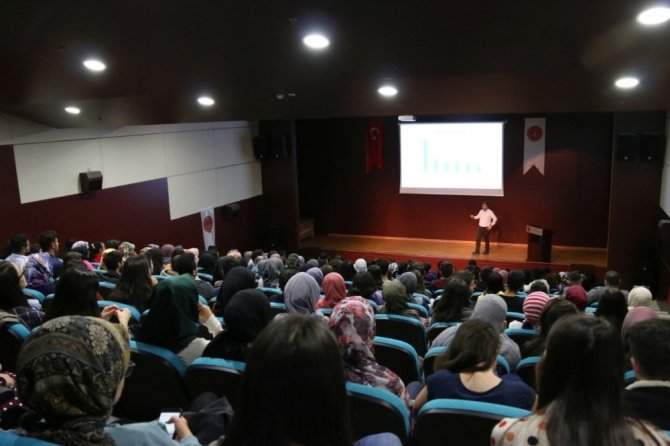 NEVÜ’de ’Modern Dünyada Üniversiteli Olmak’ konulu konferans düzenlendi
