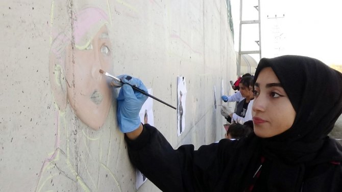Öğrenciler 57 metre uzunluğundaki duvara polis resimleri işledi