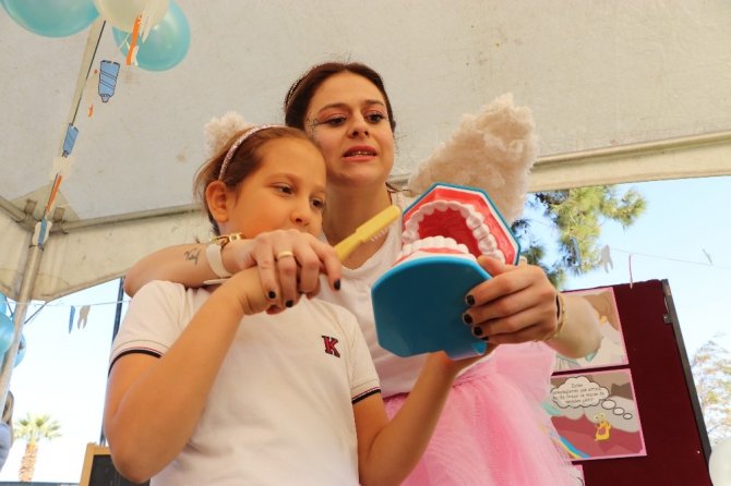 Yüzlerce çocuk ‘Ağız ve Diş Sağlığı Şenliği’nde