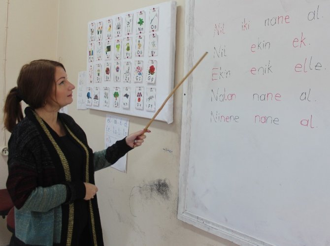 Ukraynalı genç kadın 3 haftada Türkçe okuma yazmayı öğrendi