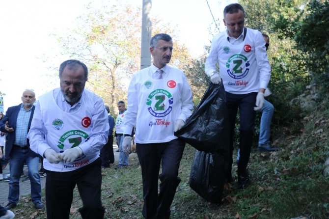 ’Temiz bir Kent için hep birlikte’ sloganı ile sokak sokak çöp topladılar