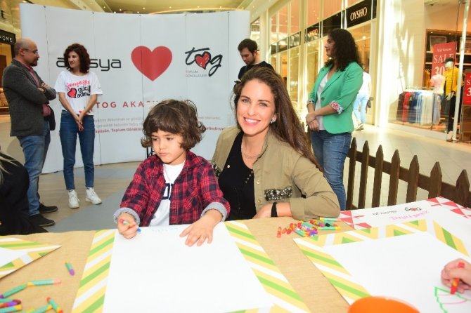 Pınar Altuğ, Aslı Tandoğan, Akasya Asıltürkmen ve Bora Gencer çocuklarla resim yaptı