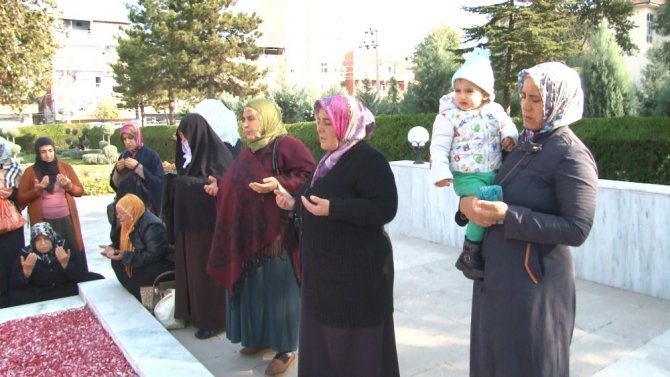 HDP önünde evlat nöbeti tutan ailelerden Kara Şehitliği’ne ziyaret