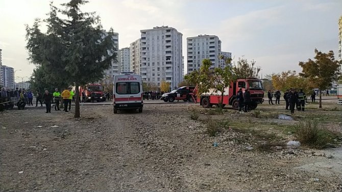 Gaziantep’te cami inşaatında kalıp beton çöktü. Olayda 2 işçi yaralanırken, göçük altında kalan bir işçiye ulaşılmaya çalışılıyor. Bölgeye çok sayıda itfaiye, arama kurtarma ve polis ekibi sevk edildi.