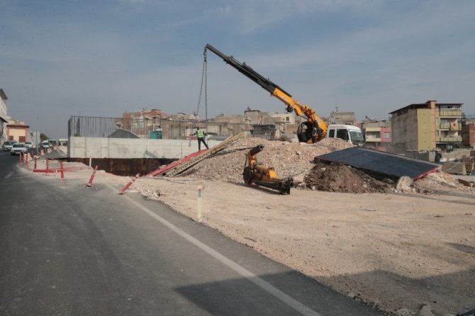 Karakoyun Köprülü Kavşağı’nda üst geçit çalışmaları sürüyor