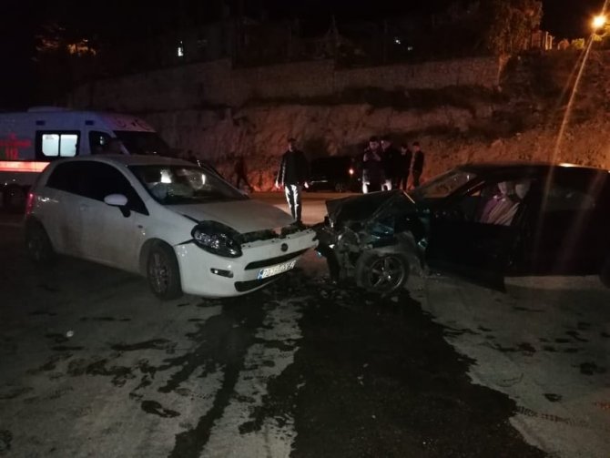 Karaman’da iki otomobil çarpıştı: 2 yaralı