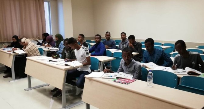 Somalili öğrencileri Türkçe öğreniyor