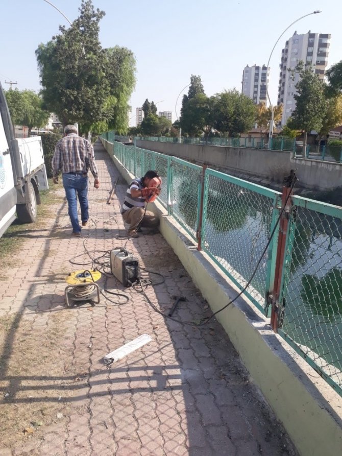 Tarsus’ta su kanalları korkulukları onarılıyor