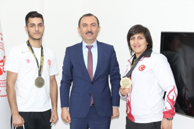 Kaymaz, Kick Boks’ta dünya şampiyonu olan Mersin sporcuları kutladı