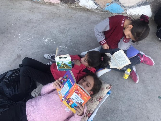 Köy okulu öğrencilerinden Bakan Selçuk’a çağrı: "Minderini kap gel kitap okuyalım"