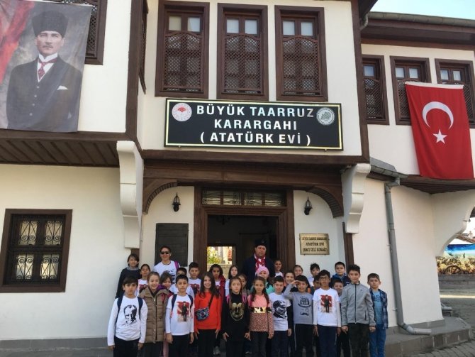 Afyonkarahisarlı minik öğrencilerden Atatürk Evi’ne ziyaret
