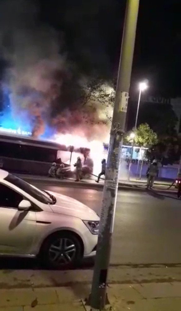 Esenyurt’ta otobüs alev alev yandı