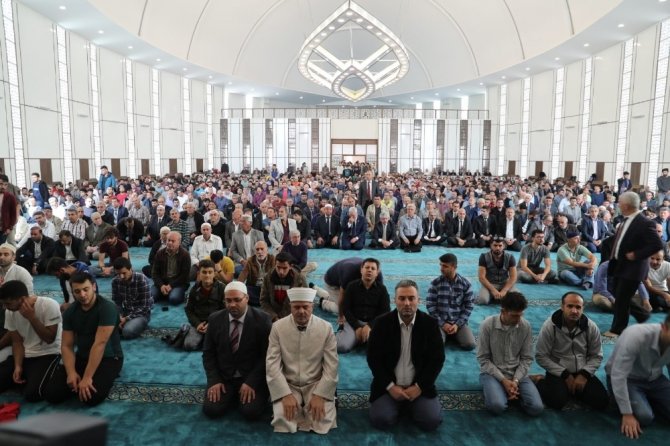 MKÜ’de 7 bin kişilik cami ibadete açıldı