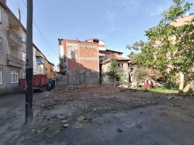 İzmit’te yıkışma tehlikesi yaşayan 3 metruk bina yıkıldı