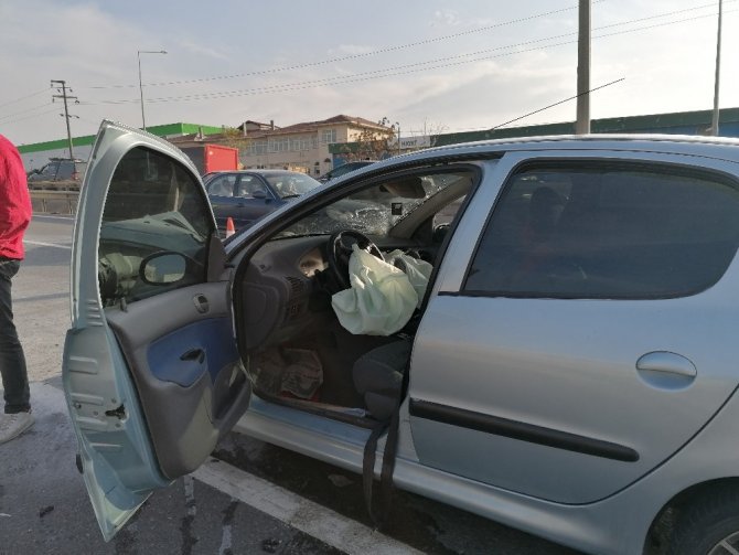 Gebze’de bariyerlere çarpan otomobil hurdaya döndü: 2 yaralı