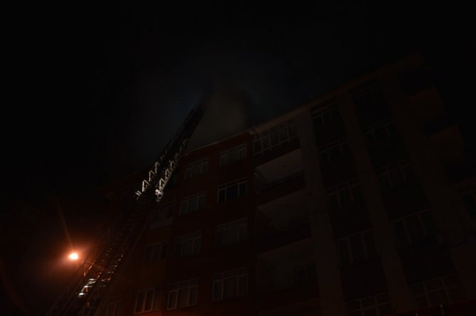 Bahçelievler’de beş katlı bir binanın çatısı alev alev yandı