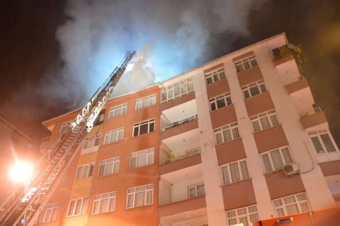 Bahçelievler’de beş katlı bir binanın çatısı alev alev yandı