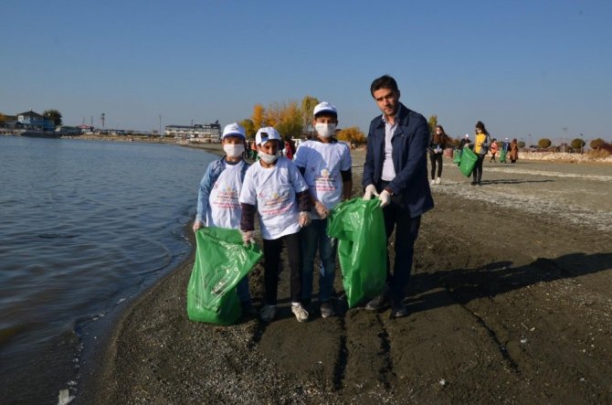 Çocuklar, "temiz çevre temiz kent" sloganıyla Van Gölü sahilini temizlediler