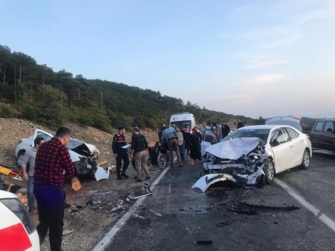 Bursa’da iki araç kafa kafaya çarpıştı, 6 kişi yaralandı