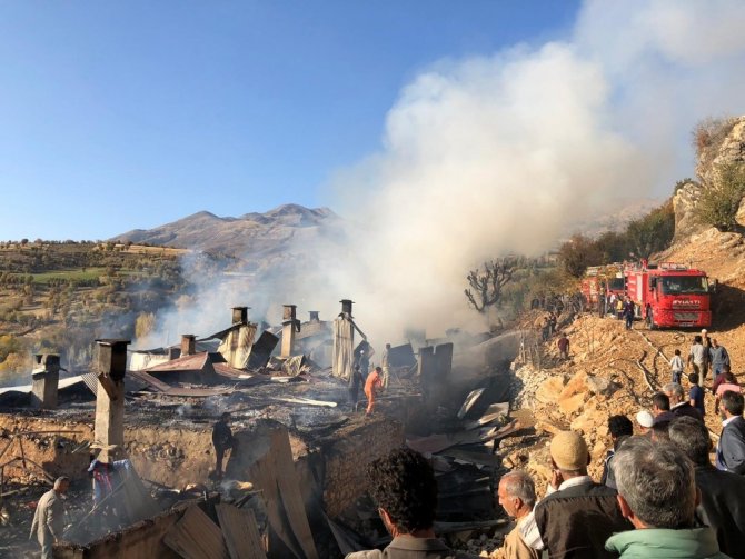 Elazığ’da bir köyde 6 ev yandı