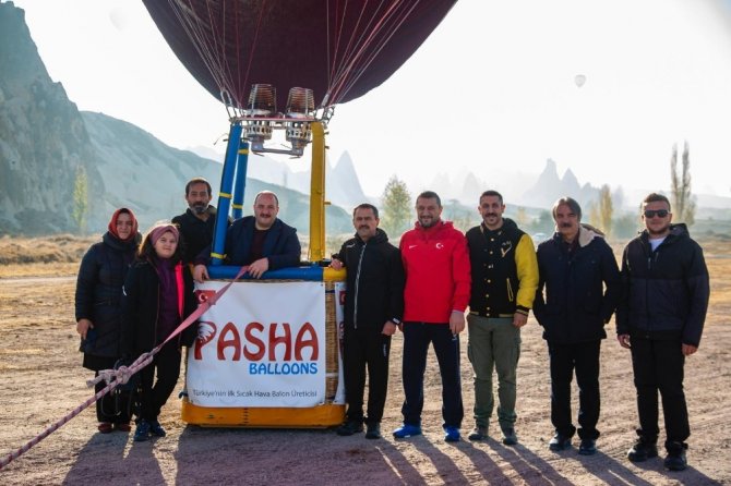 Bakan Varank, Türkiye’nin ilk yerli balonu ile Kapadokya’da uçtu