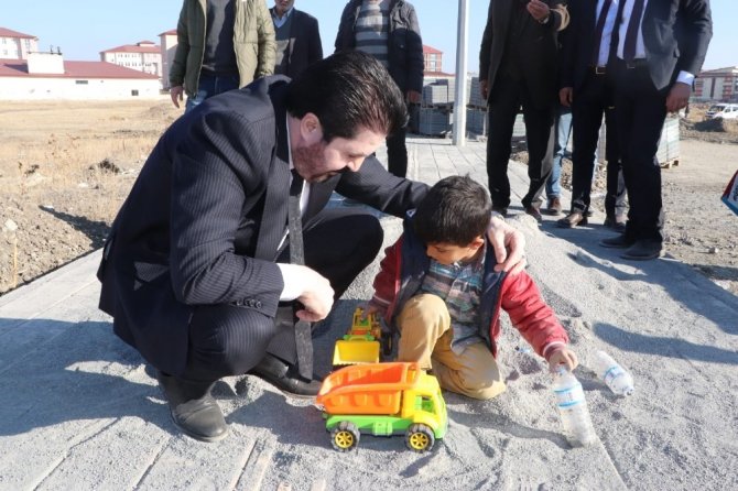 Başkan Sayan’ın çocukla kumda oyun oynadığı anlar yürekleri ısıttı