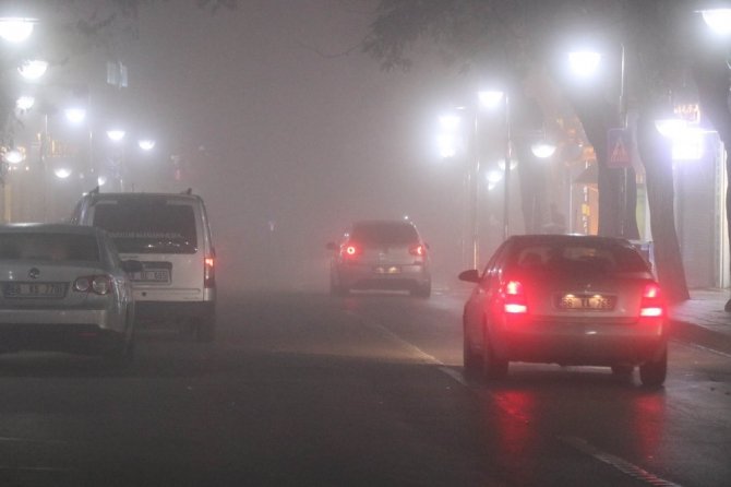 Aksaray’da yoğun sis trafiği olumsuz etkiliyor