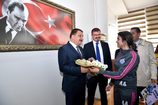 Başkan Gürkan’dan bayan futbol takımına destek
