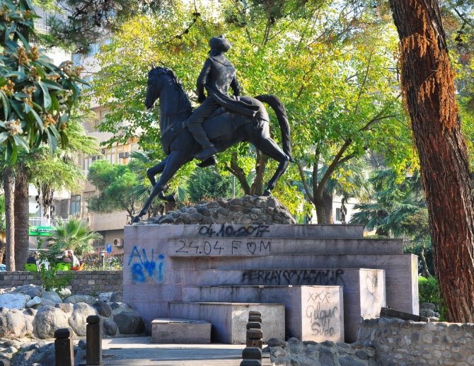 Fatih Sultan Mehmet’in heykeline büyük ayıp