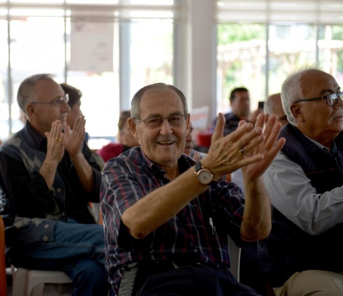 Emekliler, türkülerle keyifli bir gün geçirdi